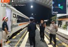 Pelibatan dan perkuatan personel Polsek Pabuaran Polresta Cirebon dalam rangka pengamanan naik turun penumpang angkutan khusus Natal 2025 dan Tahun Baru 2026 di Stasiun Kereta Api Ciledug Daops 3 Cirebon.