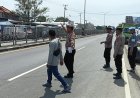 Ops Lilin Lodaya 2025, Personel Pos Pam Junjang Polresta Cirebon Laksanakan Pengaturan Lalu Lintas Hingga Bantu Penyebrang Jalan