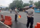 Dengan Semangat Pagi, Anggota Polsek Beber Lakukan Pengaturan Lalu Lintas di Depan Pos Pam Ciperna dalam Ops Nataru 2025/2026