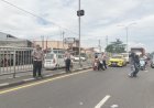 Polsek Arjawinangun  Gatur Lalin di depan pasar sandang Tegalgubug.