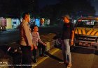 Kapolsek Gebang Pimpin Langsung Bantuan kepada Pengguna Jalan yang Mengalami Trouble Kendaraan di Jalur Pantura