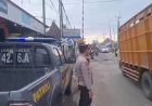 Cegah terjadinya kemacetan, laka lantas dan tawuran pelajar, Polsek Lemahabang atur lalu lintas di perlintasan kereta api Desa Cipeujeuh Wetan.