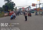 Antisipasi kemacetan, laka lantas, dan tawuran pelajar, Polsek Lemahabang atur lalu lintas di pertigaan Cipeujeuh pagi hari.