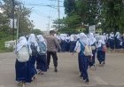 Polsek karangsembung laksanakan PH siang di jalan raya karangsembung kecamatan karangsembung wujud kepedulian polri terhadap keselamatan masyarakat.