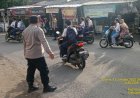Polsek Sedong melaksanakan Giat Rutin PH pengaturan lalu lintas di pertigaan pasar Sedong.