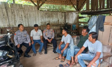 Kapolsek Babakan Polresta Cirebon AKP SUGIHARTO,SH Beserta Kanit Patroli Aiptu Aan Suharyana dan Bhabinkamtibmas Desa Gembongan Aipda Subagja,SE,MM Menggelar Giat Jum'at Curhat Bersama Warga Desa Gembongan ,Kec Babakan