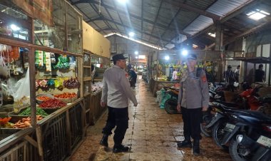 Kapolsek Gegesik bersama Unit Patroli melaksanakan patroli pasar guna menjaga keamanan dan ketertiban masyarakat (kamtibmas) di wilayah hukumnya.