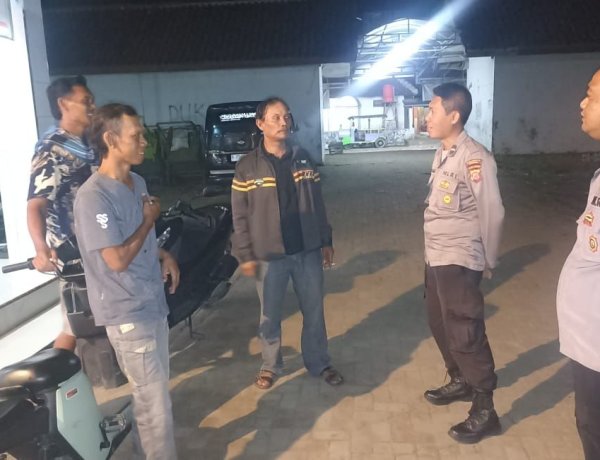 Patroli Polsek Kaliwedi Sambangi Warga Desa Guwa Kidul