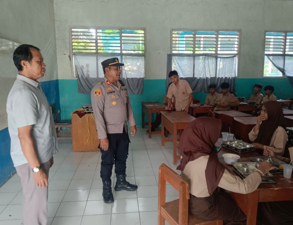 Kapolsek Sedong melaksanakan giat Police Goes To School, pembinaan di SMK Bina Bangsa.