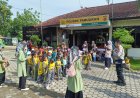 Anggota Polsek Pabuaran Polresta Cirebon sapa anak-anak PAUD Al Izzah Desa Ciledug Tengah melalui Polisi Sahabat Anak.
