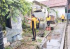 Polsek Ciwaringin Bersih-bersih Lingkungan Mako