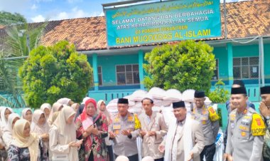 Kapolda Jabar ke Cianjur, Salurkan 1 Ton Beras dan Hadiah Umrah ke Ponpes