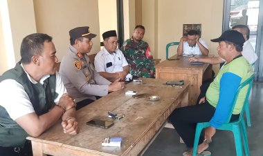 Polsek Plered Tampung Aspirasi Masyarakat melalui Giat Jum'at Curhat Halaman Mesjid Kramat Buyut Trusmi.