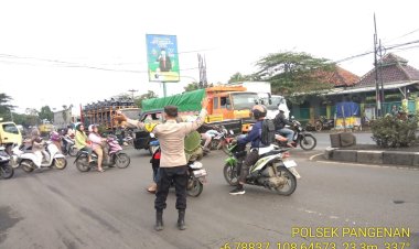 Ciptakan Kelancaran dan Keselamatan, Polsek Pangenan Rutin Laksanakan Pengaturan Lalu Lintas Pagi di Jalur Pantura