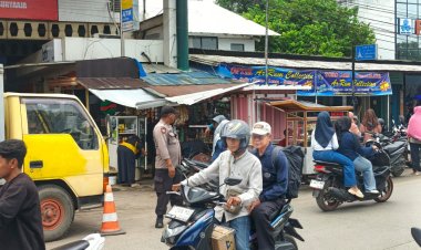 Pastikan Kelancaran arus lalu luntas pada Liburan Akhir Pekan, Anggota SPKT Polsek Pabuaran Polresta Cirebon, tingkatkan Patroli di titik-titik pusat perbepanjaan dan tempat hiburan masyarakat.