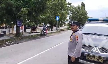 Polsek Karangsembung Polresta Cirebon Laksanakan Pengaturan Lalu Lintas Pagi di Jalan Raya Karangmekar