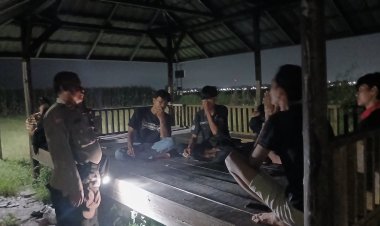 Patroli Siskamling polsek Gebang Polresta Cirebon ajak warga cegah kejahatan malam