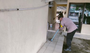 Polsek Gegesik Bersih-bersih Lingkungan