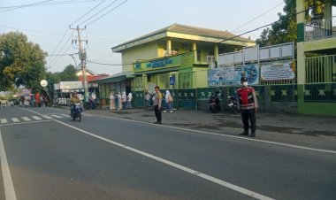 Polsek Dukupuntang Polresta Cirebon Laksanakan Pengaturan Lalu Lintas Pagi, Wujud Pelayanan kepada Masyarakat