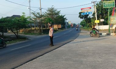 Pengaturan Lalu Lintas Pagi, Polsek Ciwaringin Polresta Cirebon Berikan Pelayanan Prima kepada Masyarakat