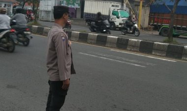 POLSEK PANGURAGAN LAKSANAKAN GIAT PENGATURAN LALU LINTAS DI SEJUMLAH TITIK RAWAN KEMACETAN