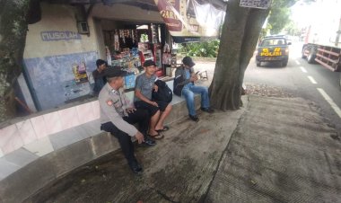 Patroli Dialogis Polsek Beber Bersama Calon Penumpang Bus di Desa Beber