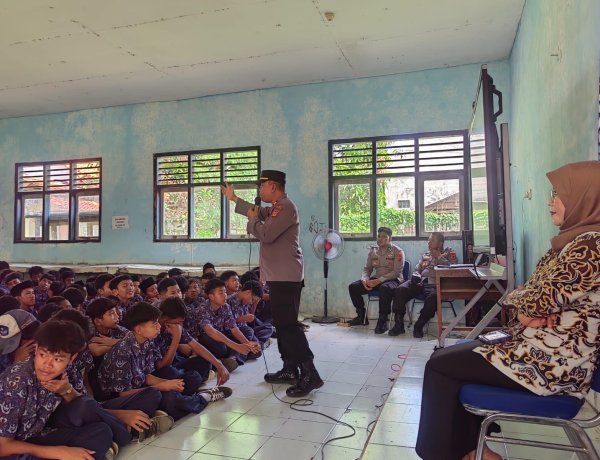 Polsek Losari Polresta Cirebon Dampingi Sat Binmas Gelar Police Goes To School di SMPN 2 Losari